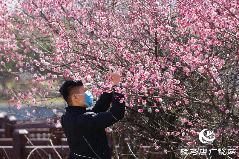 摘掉口罩，露出笑臉