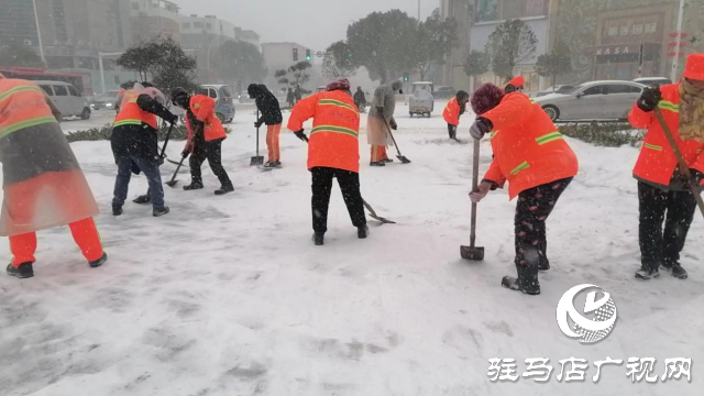 駐馬店驛城區(qū)城管局：人機結(jié)合除積雪 晝夜奮戰(zhàn)保暢通