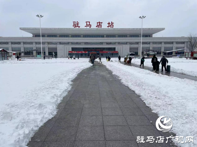 駐馬店驛城區(qū)城管局：人機結(jié)合除積雪 晝夜奮戰(zhàn)保暢通