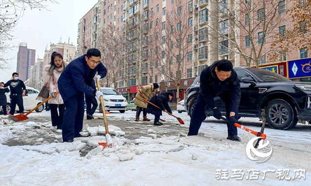 西平縣公安局鏟冰除雪保暢通