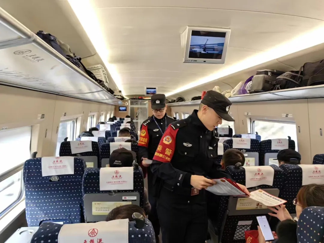 從243公里降至105公里！旅客這個行為致列車降速運行3分鐘，警方：拘留！